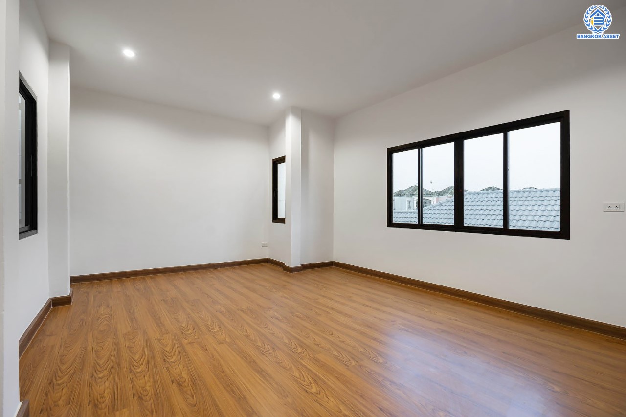 บ้านมือสองตกแต่งใหม่ ม.เศรณี ดอนเมือง-สรงประภา เนื้อที่ 27.7 ตร.ว. ฟังก์ชันจัดเต็ม 4 ห้องนอน 3 ห้องน้ำ จอดรถได้ 1 คัน ตอบโจทย์ครอบครัวใหญ่ มีความเป็นส่วนตัว เดินทางเข้าสู่ใจกลางเมืองได้อย่างสะดวกสบาย ใกล้สนามบินดอนเมือง และทางด่วนศรีสมาน...